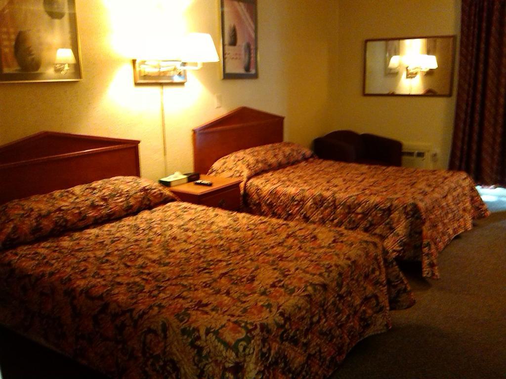 Woodridge Inn And Suites Alma Room photo