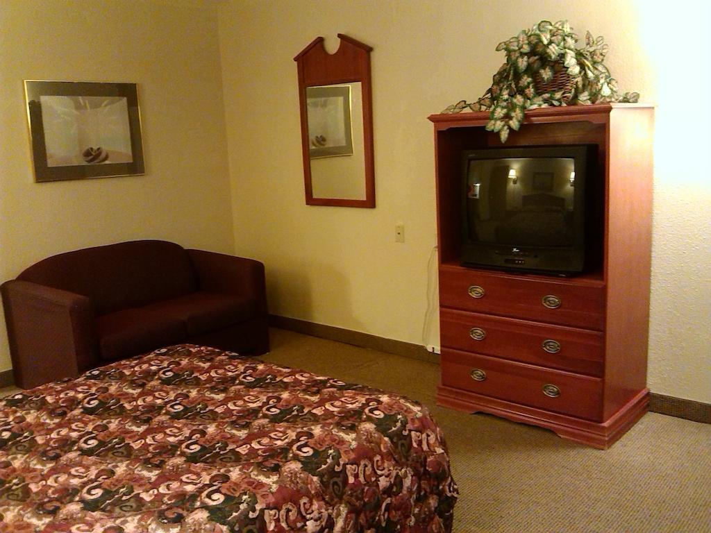 Woodridge Inn And Suites Alma Room photo